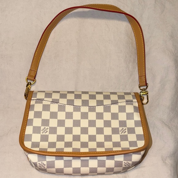 Elegant Tan and White Checkered Shoulder Bag - Picture 4 of 4